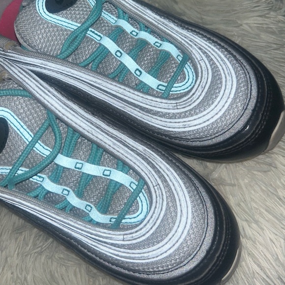 Nike - Picture 2 of 4